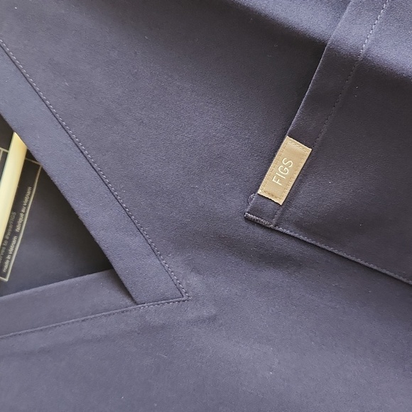 SCRUBS  - TOP FIGS NWT - Picture 4 of 5